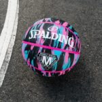 Balon Basquetbol Spalding Marble Series Negro-Rosado N°6 - Imagen 3